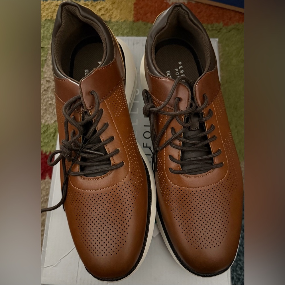 Perry Ellis men’s 9.5 dress sneaker- new in box